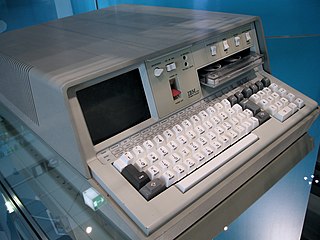 IBM 5100 (o romance visual usa o nome IBN 5100)-um dispositivo que Daruya precisa para quebrar arquivos CERN criptografados.