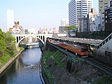 右為JR車站，左（地下）為東京地下鐵車站（2005年4月）