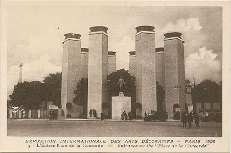 The main entrance to the exhibition on the Place de la Concorde, designed by Pierre Patout, with a statue in the center by Louis Dejean