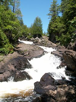 Chute d’eau au Parc provincial de Ragged Falls en Ontario (Canada). (définition réelle 1 704 × 2 272*)