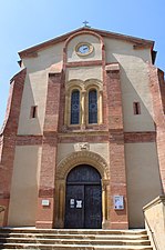 La façade de l'église.