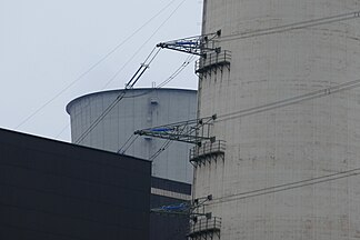 Am Schornstein befestigte Hochspannungsleitungen