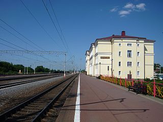 Вид на пассажирскую платформу и здание вокзала ст. Скуратово