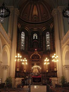 Intérieur de la synagogue- vue de l’Arche sainte