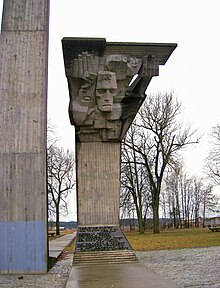 Stark socialist-realistic outdoor monument