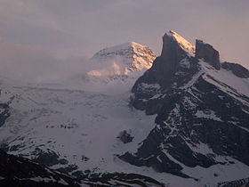 Vue du Tschingelhorn (au centre, en arrière-plan) et du Wetterhorn de Lauterbrunnen (ou Wätterhoren, à droite).