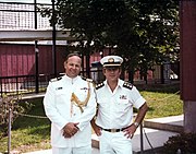יעקב ניצן, נספח ימי בארצות הברית (בצד שמאל), 1981, במדי גאלה לבנים (דגם מדים מסוג חליפת צווארון סגור לבנה. ככל הנראה מדובר במדים מתוצרת ארצות הברית (Service Dress White uniform) שהוסבו לטובת צה"ל)