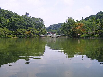 Yakushiiken puistoa