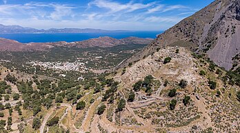 Vue sur le village de Kavoúsi et le golfe de Mirabello (Crète). Le site archéologique d'Azoria est sur la colline au premier plan (définition réelle 4 818 × 2 692)