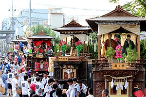 鬪鷄神社参道での引き揃え（2018年）