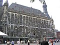 L'Hôtel de ville, vu de la place du marché