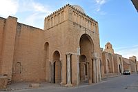 Photographie du porche de Bab Lalla Rihana, l'entrée la plus remarquable et la plus imposante de la mosquée, datant de la fin du XIIIe siècle.
