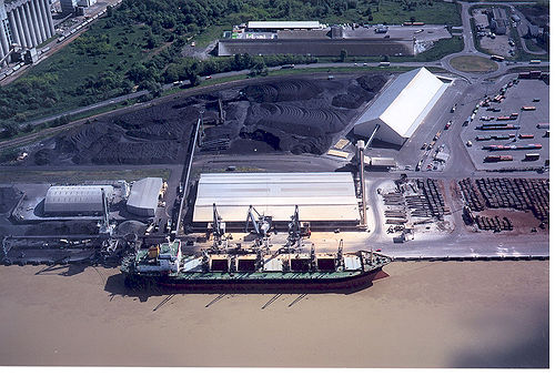 Een bulkcarrier in de haven van Bassens bij Bordeaux.