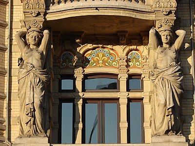 Paire de cariatides en pierre, place de la République à Lille.