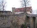 Blick über den Halsgraben auf die Burggaststätte mit dem Aussichtsturm