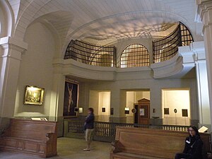 Galerie des femmes dans la chapelle de la Conciergerie.