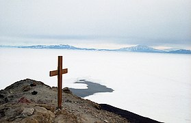 Croix en bois devant la banquise.