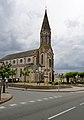 L'église et sa place. Sous la rangée d'arbres de droite, la mairie. (octobre 2012).