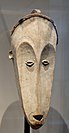 Masque m’fan attribué à la société du ngil. Bois peint au kaolin, 69 × 28 × 25 cm. République gabonaise, Fin 19e-début 20e[33]