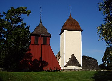 Kyrkan med klockstapel