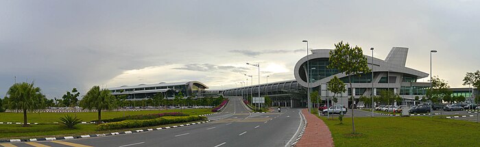 Photographie panoramique d'un petit aéroport.