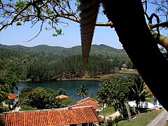 Vue sur le lac et départ de la tyrolienne.