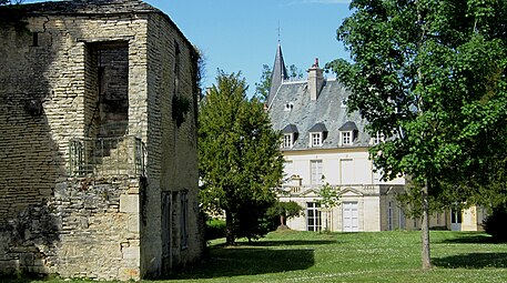 La façade ouest et l'ancien bastion.