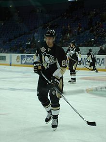 Photographie de Miroslav Šatan avec le maillot noir de Penguins de Pittsburgh