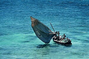 סירת דיג בעלת מפרש במימי האוקיינוס ההודי מול חופי מוזמביק.
