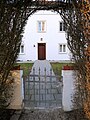 Zugang vom Friedhof und von der Kirche