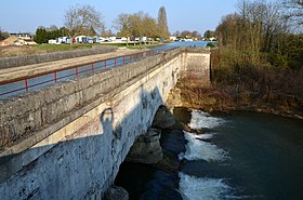 Le canal de Bourgogne enjambant l'Armance.