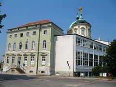 Fassade des Knobelsdorffhauses zur Brauerstraße und Rückseite des Alten Rathauses mit dem neuen Glasanbau. Hinter der Rathauskuppel ist die Nikolaikirche zu erkennen