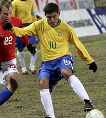 Vue de deux personnes jouant au football