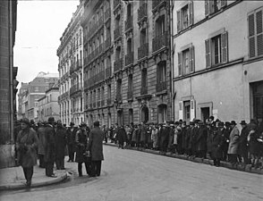 En décembre 1930 : la foule pendant la maladie du maréchal Joffre.