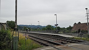 Double-tracked railway line with single side platform