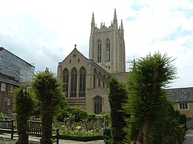 Photographie couleur d’une belle église néogothique avec une tour carrée surmonté de quatre pointes à ses angles.