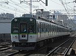 0番台前期車の2601（新塗装・旧2043） 前期車は2000系の前面造形をほぼ維持しており、車掌台側の正面窓が二段窓となっている （2017年3月4日）