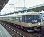 効率重視時代の象徴ともいうべき18400系の車内と12200系の外観