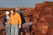 Tourbière et tourbe à sécher, visiteurs dans l'île, N. Ouellette, L. Campbell, M. Proulx