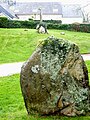 Menhir dans l'enclos de la chapelle Saint-Nicodème.