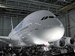 Airbus A380 sendo apresentado em seu hangar de construção na França