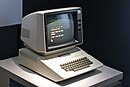 מחשב Apple II שיצרה חברת אפל בשנת 1977 ונחשב למחשב שברא את שוק המחשבים האישיים הביתיים.