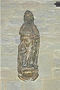 Photographie d’une statue de saint Mathieu l’Évangéliste, en bois sculpté polychrome du XVIIe siècle.