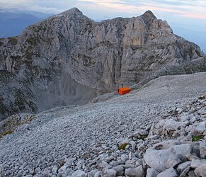 Die Biwakschachtel mit der Cima Rocca (2831 m) und der Cima Paradiso (2815 m)