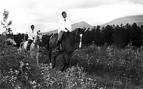 軽井沢の草原で乗馬を楽しむ明仁親王（手前）と正仁親王（奥）（1952年）