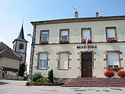 Église et ancienne mairie-école.