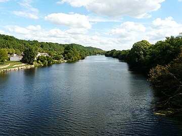 La Dordogne sépare Saint-Capraise-de-Lalinde à gauche de Varennes à droite.