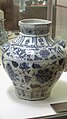 Jarrón ovoide grande, octogonal. Primera mitad del siglo XIV. Jingdezhen. Porcelana blanca decorada en azul bajo cubierta. Tales jarrones fueron destinados generalmente para la exportación. Esta copia fue exhumada en Vietnam. Museo Guimet.