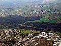 Luftbild des nördlichen Stadtrands von Hanau in Blickrichtung Nordwesten, in der Bildmitte die Autobahnanschlussstelle Hanau-Nord, südöstlich davon die August-Schärttner-Halle, erkennbar am hellblauen Dach