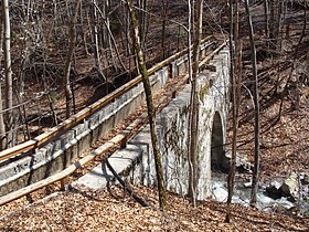 Pont du canal de Pont-du-Fossé sur le torrent de la Fare